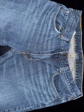 Men's Levi's 559 Medium Wash Jeans Size 36x32. Relaxed Fit Straight Leg.